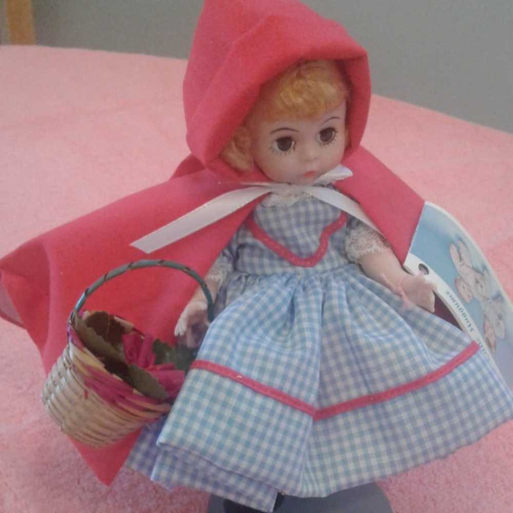 RED RIDING HOOD DOLL - Picture 3 of 4